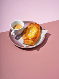 227543_LEMON-MERINGUE-SQUARE_ARTSITIEKE-SFEER_STAAND_v1